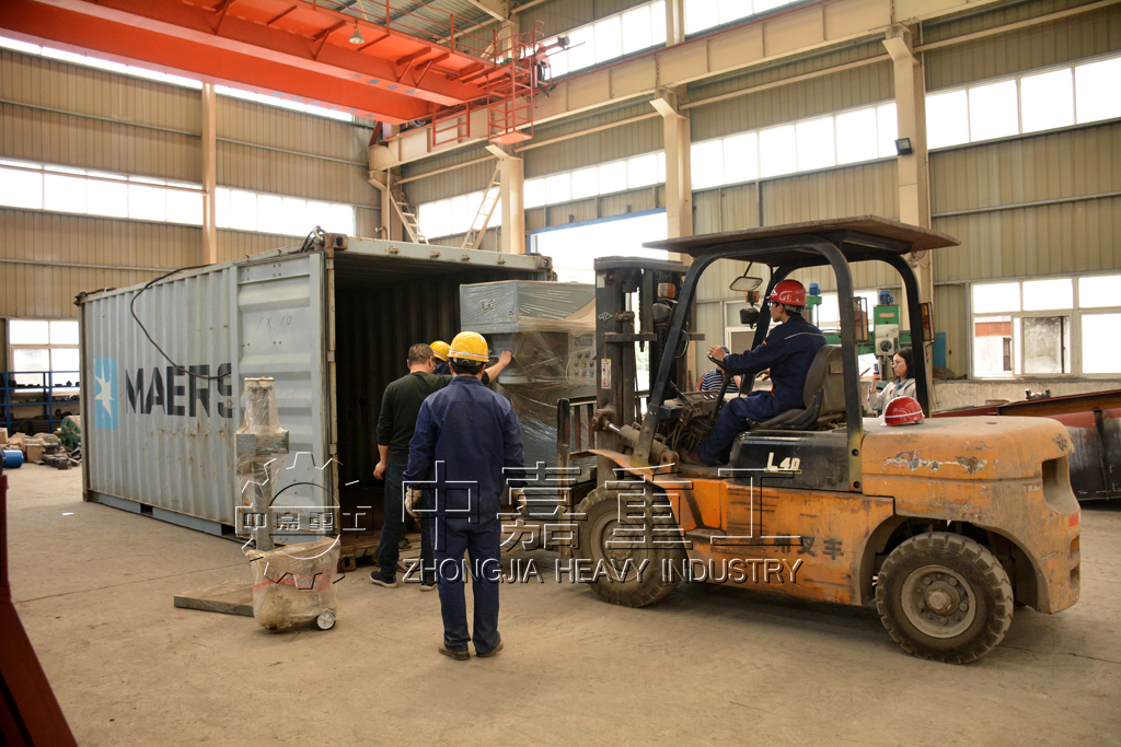 正在装箱的打包机