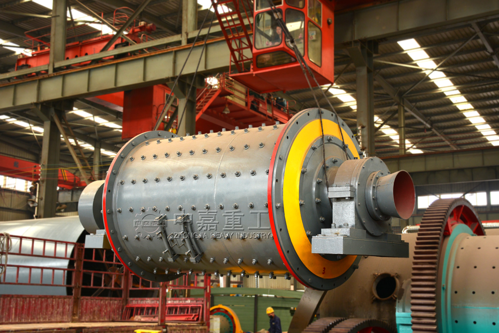 石英砂棒磨机正在被吊起准备装车