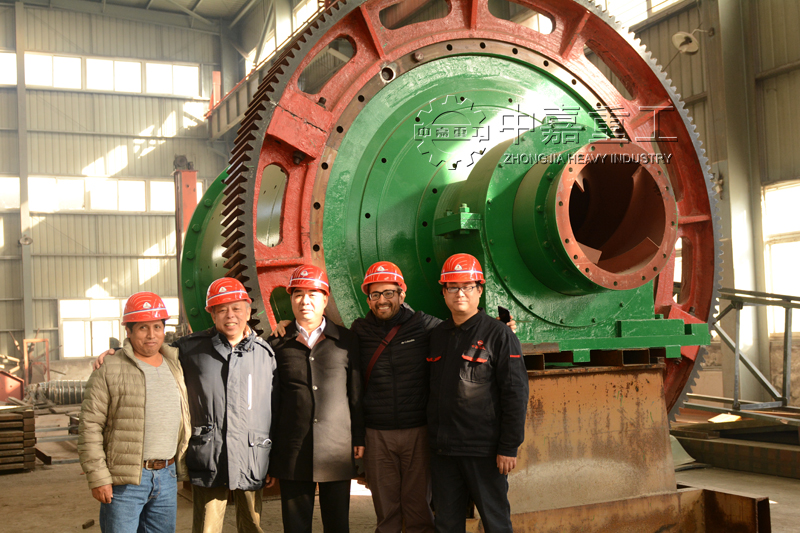 国外客户到中嘉重工厂区验收2.4×3米球磨机 对中嘉重工实力肯定