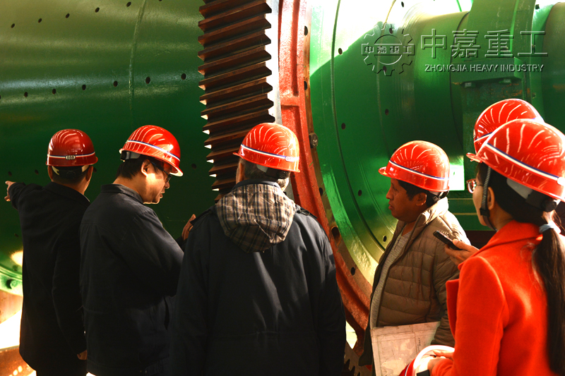 国外客户到中嘉重工厂区验收2.4×3米球磨机 对中嘉重工实力肯定