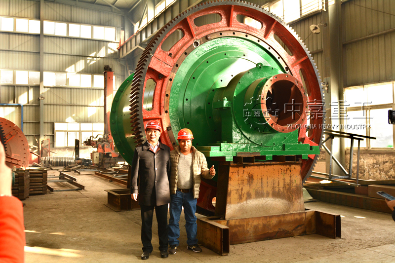 国外客户到中嘉重工厂区验收2.4×3米球磨机 对中嘉重工实力肯定