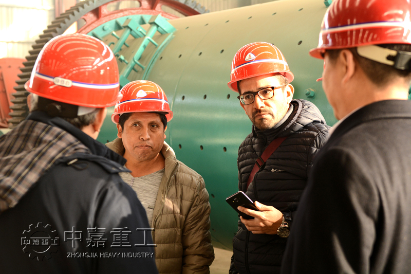 国外客户到中嘉重工厂区验收2.4×3米球磨机 对中嘉重工实力肯定